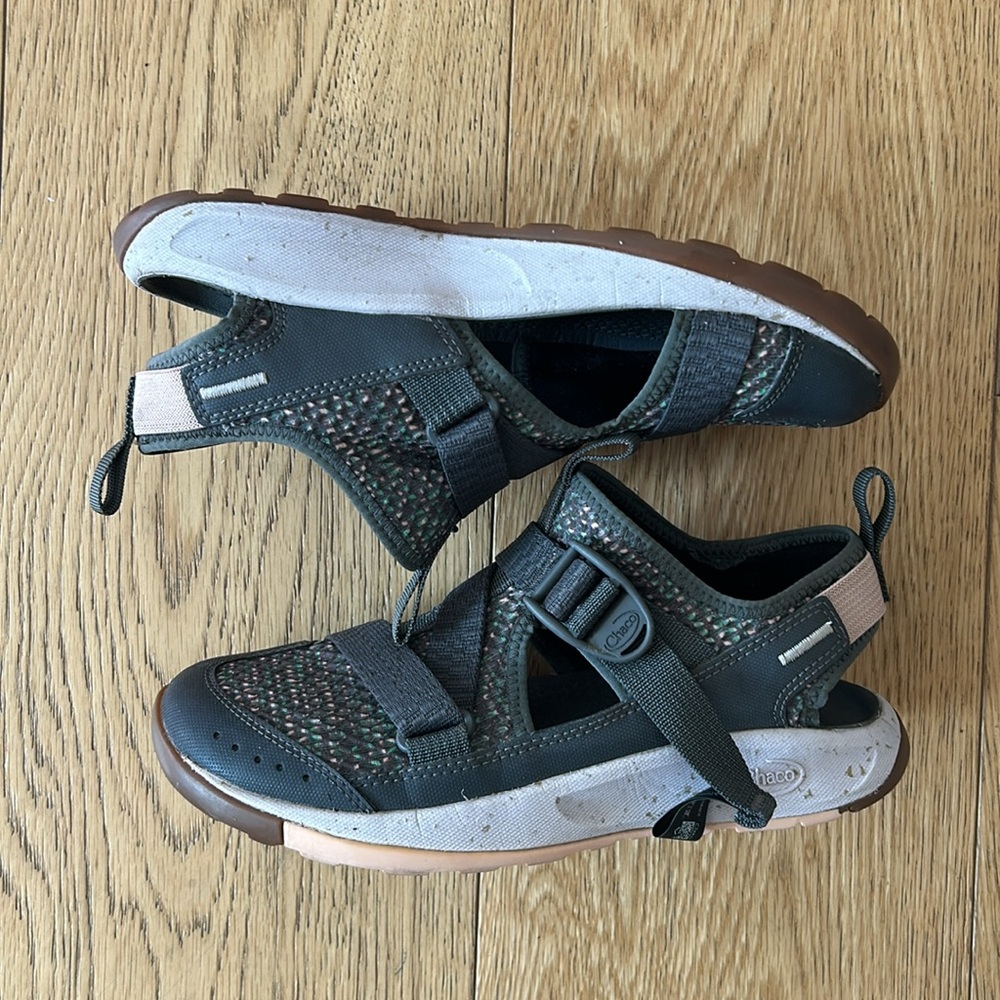 SIZE 7 / Chaco HIKING sandal / closed-toe